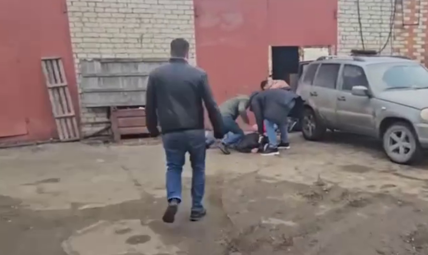 В Саратове накрыли склад с партей палёной водки на 2,6 миллиона рублей В Саратове накрыли склад с партей палёной водки на 2,6 миллиона рублей